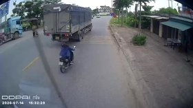 Cú va chạm chết người: Bà lão 70 tuổi bị xe tải dã tâm đâm chết khi bước vào vùng mù của xe ở Hải Dương!