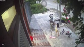 Cú sốc điện giật bất ngờ khiến người qua đường chết ngay trên phố Hà Nội!