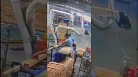 Cú Sốc Khi Móng Tay Công Nhân Bị Máy Công Nghiệp Cắt Đứt Trên Sàn Nhà Máy Bình Dương!
