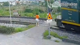Cú va chạm kinh hoàng: Cô gái Việt Nam bị tàu hỏa xô đè, mạng sống lảo đảo!