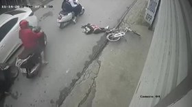 Cú sốc kinh hoàng: Học sinh trung học bị xe ô tô đâm chết trên đường phố Việt Nam!