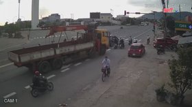 Kẻ Khổng Lồ Bốn Bánh Đâm Đầu Xe Gắn Đèn Pháo: Tai Nạn Kinh Hoàng Khi Xe Tải Đâm Qua Đám Xe Đạp Điện!