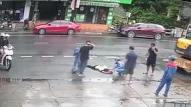 Cảnh Kinh Hoàng: Người Phụ Nữ Bị Xe Đào Đâm Thẳng Khi Đi Băng Đường!