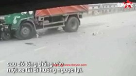 Kịch tính! Xe đen lao thẳng vào xe tải, gây thương tích cho 3 người trên xa lộ 10!