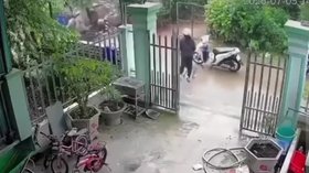 Xe máy lao thẳng vào nhóm trẻ em, cảnh tượng kinh hoàng khiến dân mạng không tin!